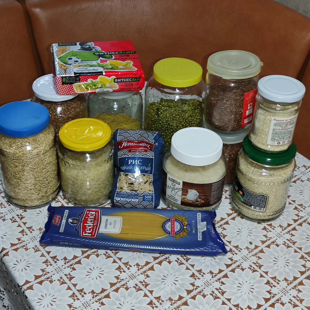 Рис у меня разных сортов в наличии и даже рисовая вермишель есть, но едим мы его редко.Маш, семена кунжута и льняные семечки куплены уже давно, но так я их и не использую. Нужно подумать, куда их можно пристроить.