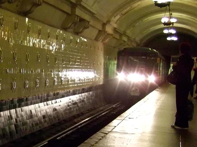 Поезд прибывает на станцию