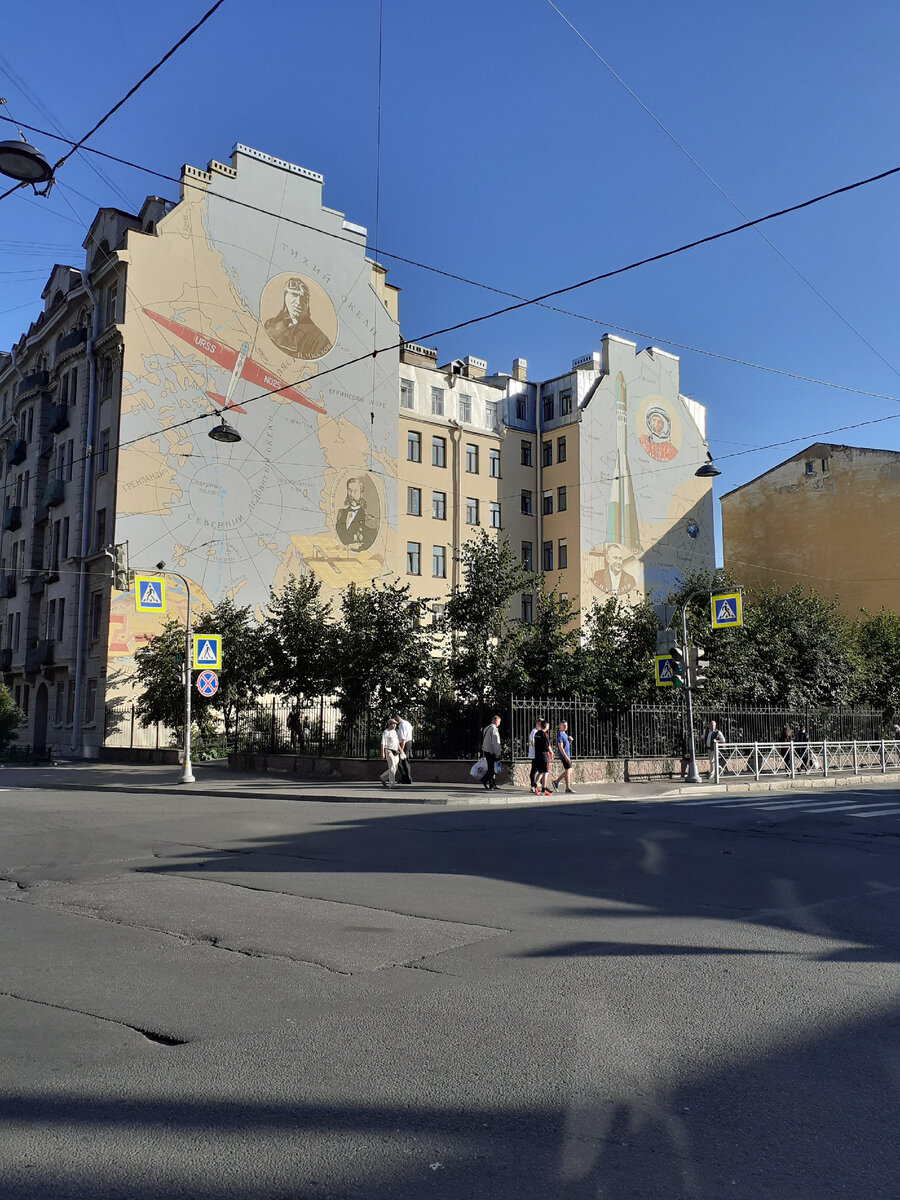 Дом с граффити.