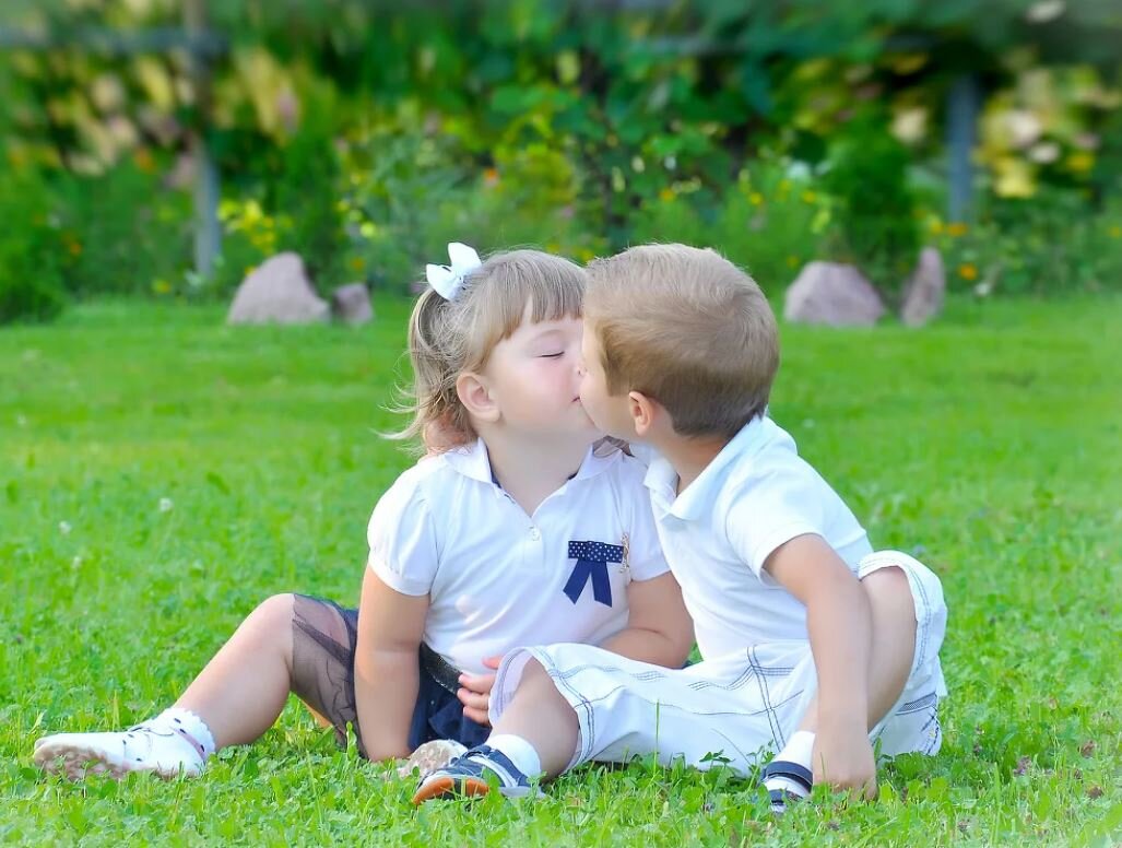 Чпокнула мальчика. Девочка и мальчик занимаются. Чпокнула мальчика. Возбужденные мальчики и девочки. Мальчики и девочки половое.