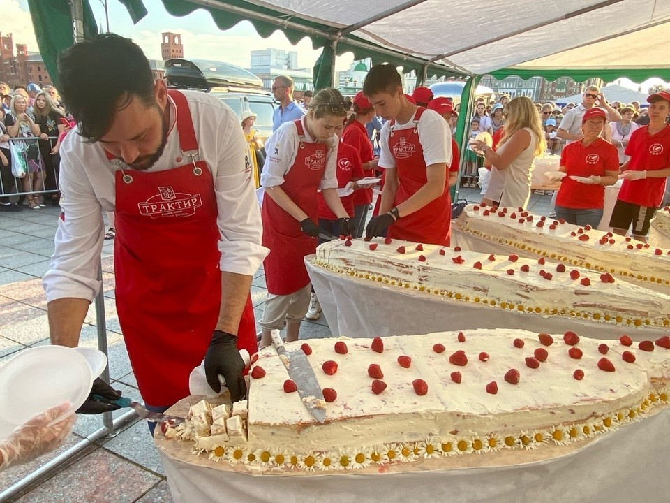     Ранее в России торты в таком масштабе еще не изготавливали. Фото: Группа администрации Йошкар-Олы ВКонтакте