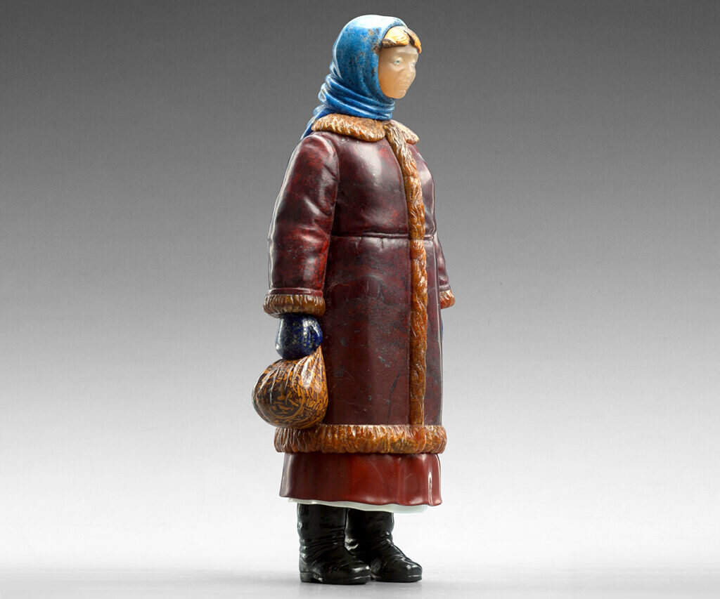 Эдуард Виноградов. «Крестьянка». 2021. Яшма, лазурит, черный нефрит, кремень, кахолонг, кварцит, тигровый глаз, кварц. Фото: Юлия Михнова