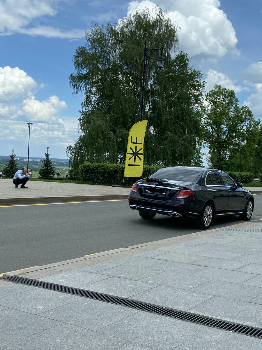 Девочки выкладывают свои селфи в соц.сети, а мальчики - машин.