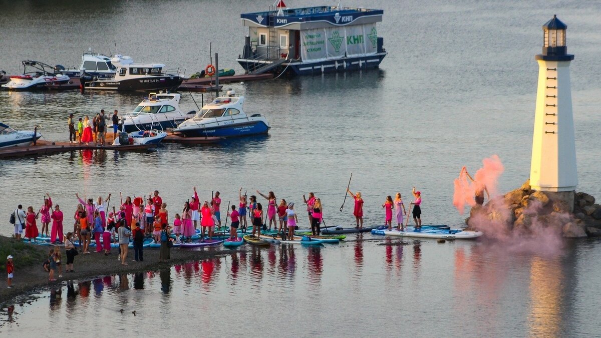     На волне Барби-тренда SUP-серферы предлагают жителям Владивостока присоединиться к «розовому» флешмобу и устроить настоящий заезд с большим количеством участников. Правда, дальневосточная столица к хайпу пока не тянется.