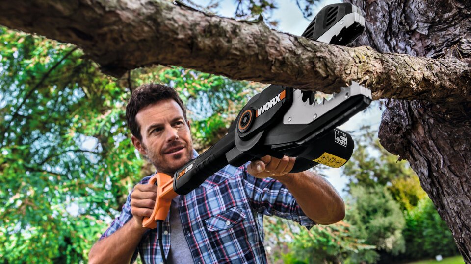 Цепная пила WORX JawSaw имеет захват со стальными зубьями и установленной внутри пильной шиной