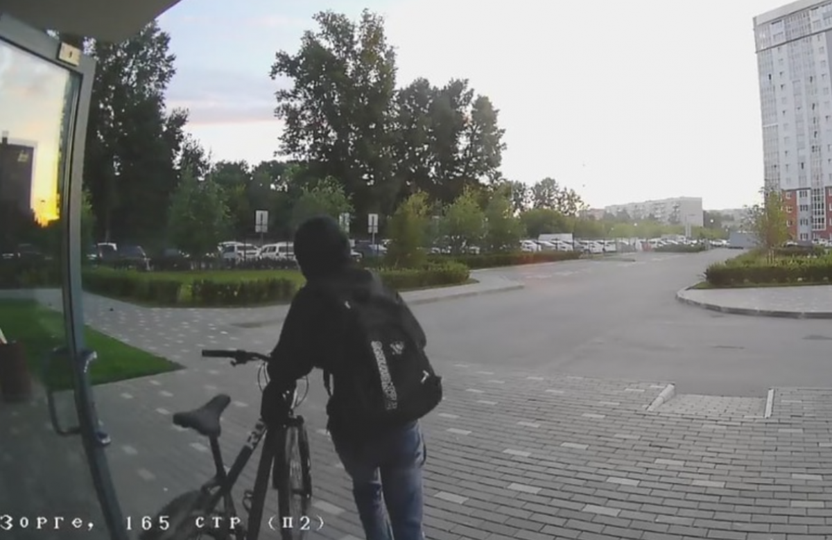    В Новосибирске парень в маске угнал шесть велосипедов за ночь на Затулинке
