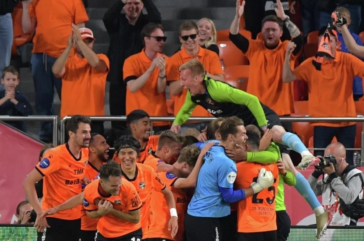 "Урал" одержал победу со счётом 3:2. Под занавес первого тайма Даниэль Мишкич вывел хозяев вперёд. На 54-й минуте Тео Бонгонда сделал счёт равным. На 81-й минуте Александр Соболев и вовсе вывел красно-белых вперёд. Однако под занавес матча Андрей Егорычев и Эрик Бикфалви своими голами принесли победу Уралу. 3:2 Урал на первом месте в Российской Премьер Лиге!