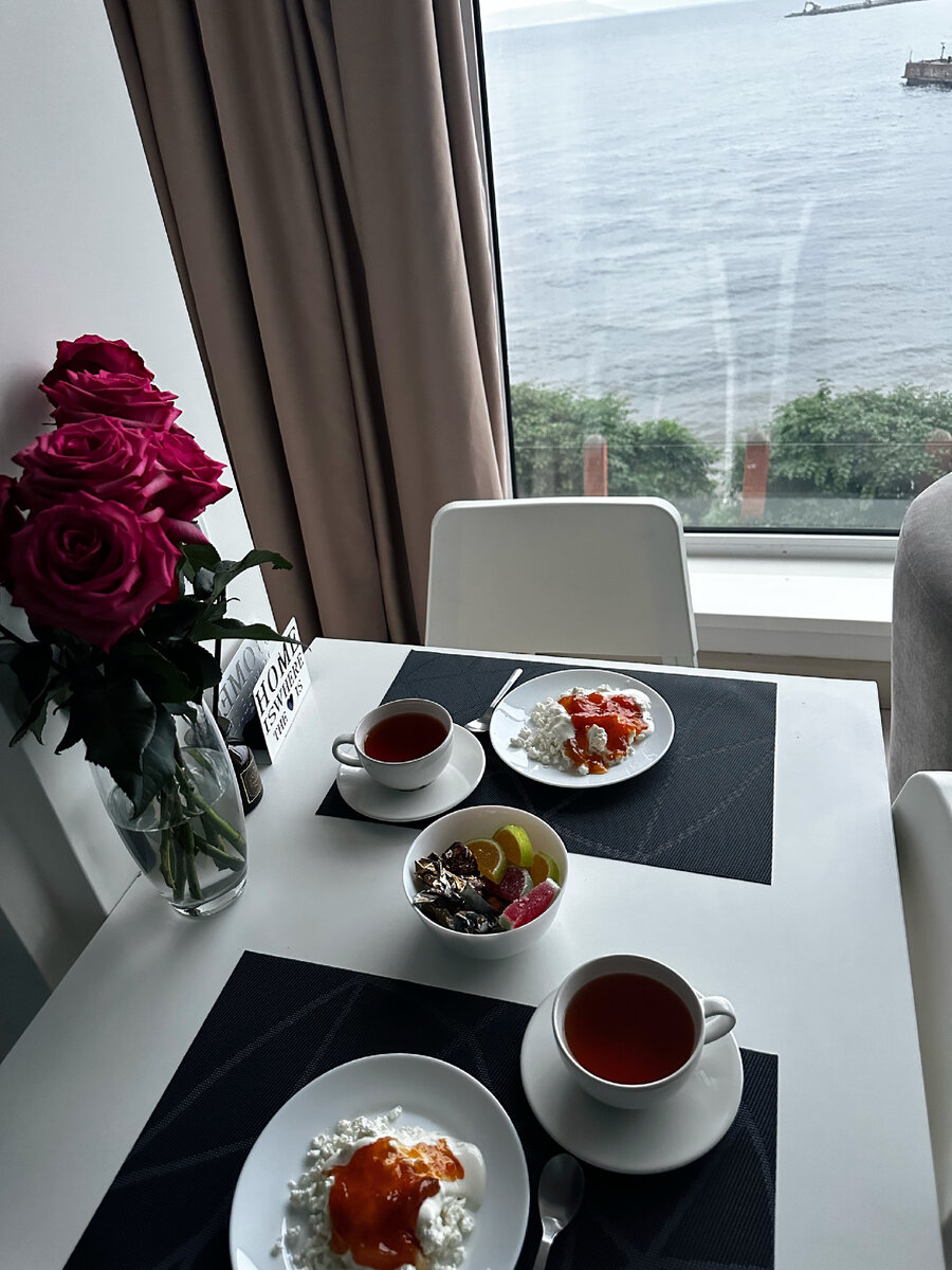 Завтракать с таким видом невероятно круто. Пьешь чай, любуешься яхтами и наслаждаешься шумом волн. Удивляешься тому, что это обычные квартиры и для кого-то такое утро — это абсолютная норма 🙌🏻