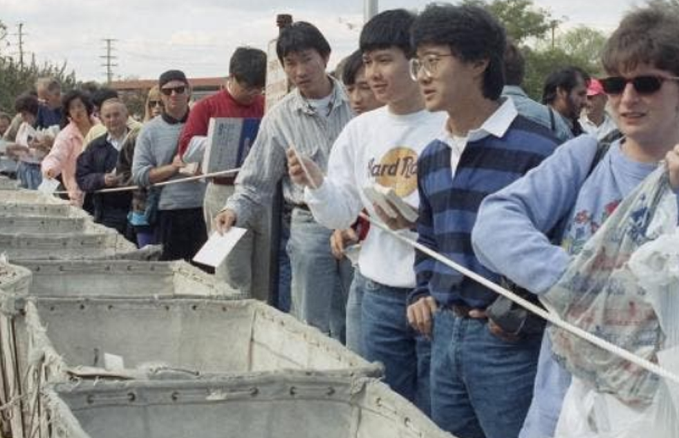 Люди кладут заявления на получение визы в специальные контейнеры возле почтового отделения Меррифилда, штат Вирджиния, в надежде получить одну из 40 000 грин-карт, которые будут розданы посредством лотереи в случайном порядке, 1991 год.