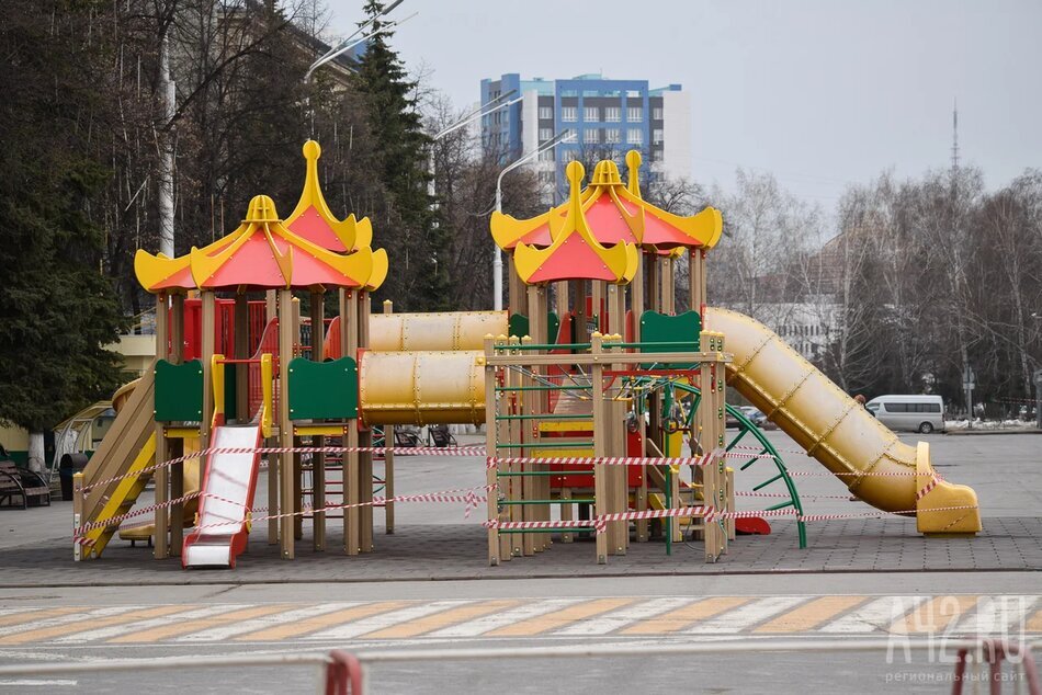 В Новосибирске женщина с метлой выгоняла мать с ребёнком с детской площадки. Ей не понравилось, что там будет играть ребёнок «из чужого дома».