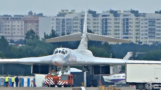 Ту-160 бомбардировщик рулит на авиасалон МАКС в Жуковском