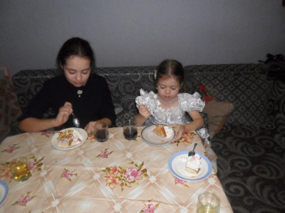 редкие праздничные тортик и кока-кола нравятся обеим дочкам ))