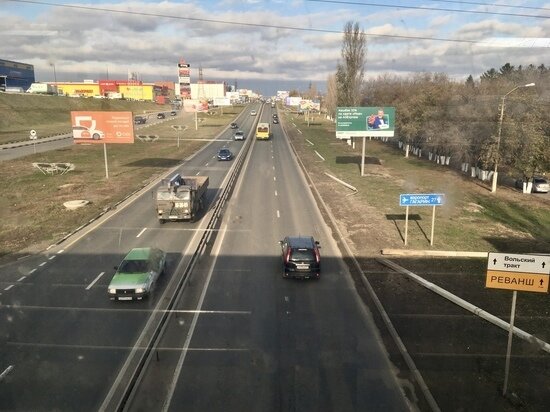     Дорога и поворот к ТРЦ "Хеппи Молл" в Саратове. Фото: Сергей Климушев