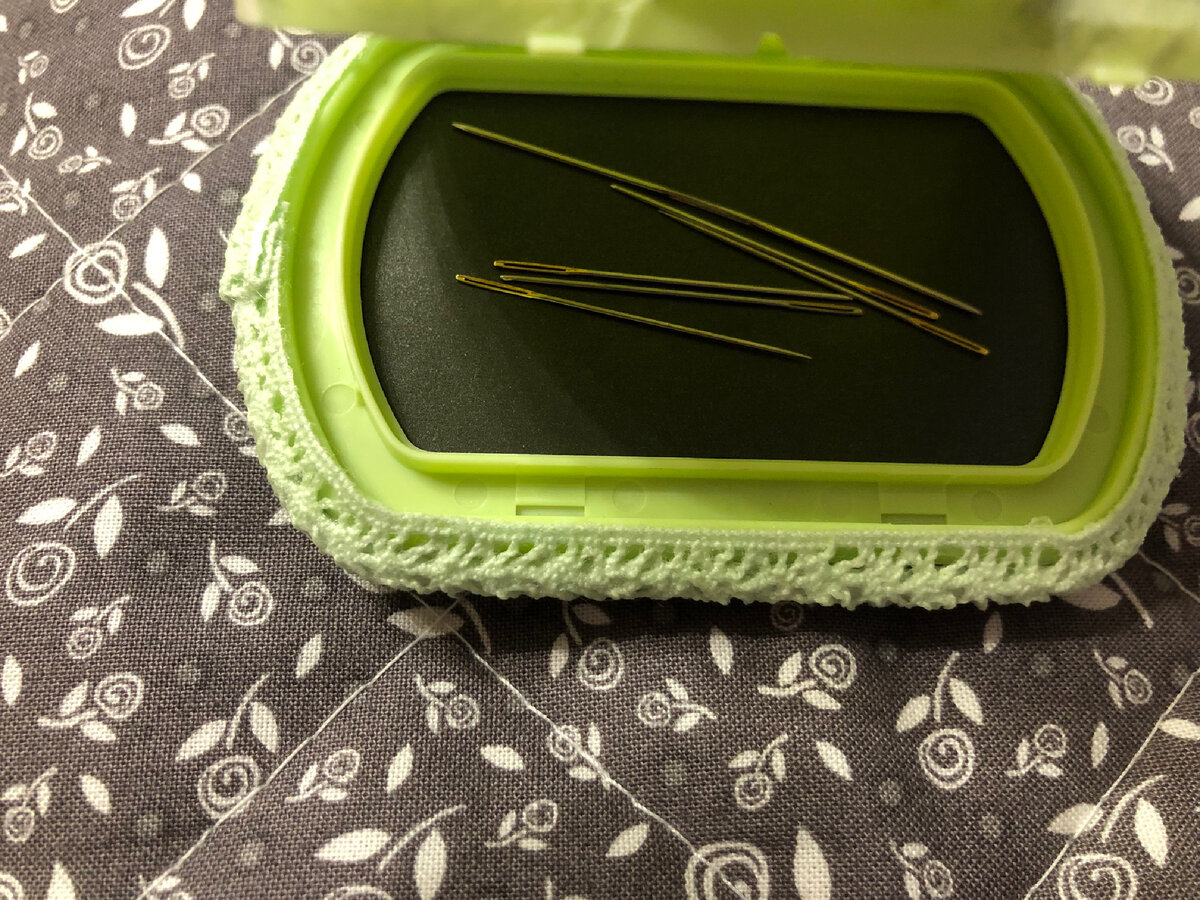 Для изготовления такой игольницы вам потребуется два клапана от влажных салфеток, пластина от магнитного календаря и три небольших магнита, рисовая бумага и тесьма для ободка, лак