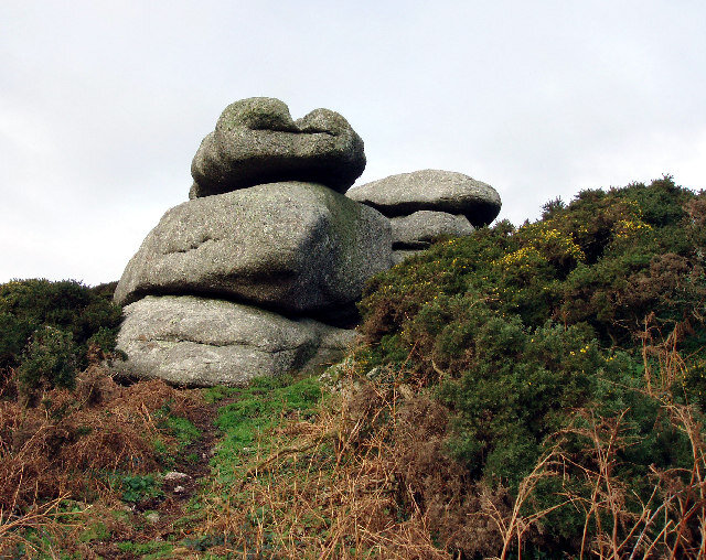 Скала Босаверн. Вероятно это те самые камни которыми кидались святые Джастин и Сенненhttps://upload.wikimedia.org/wikipedia/commons/7/7f/Bosworlas_Rock_Basins_-_geograph.org.uk_-_79884.jpg