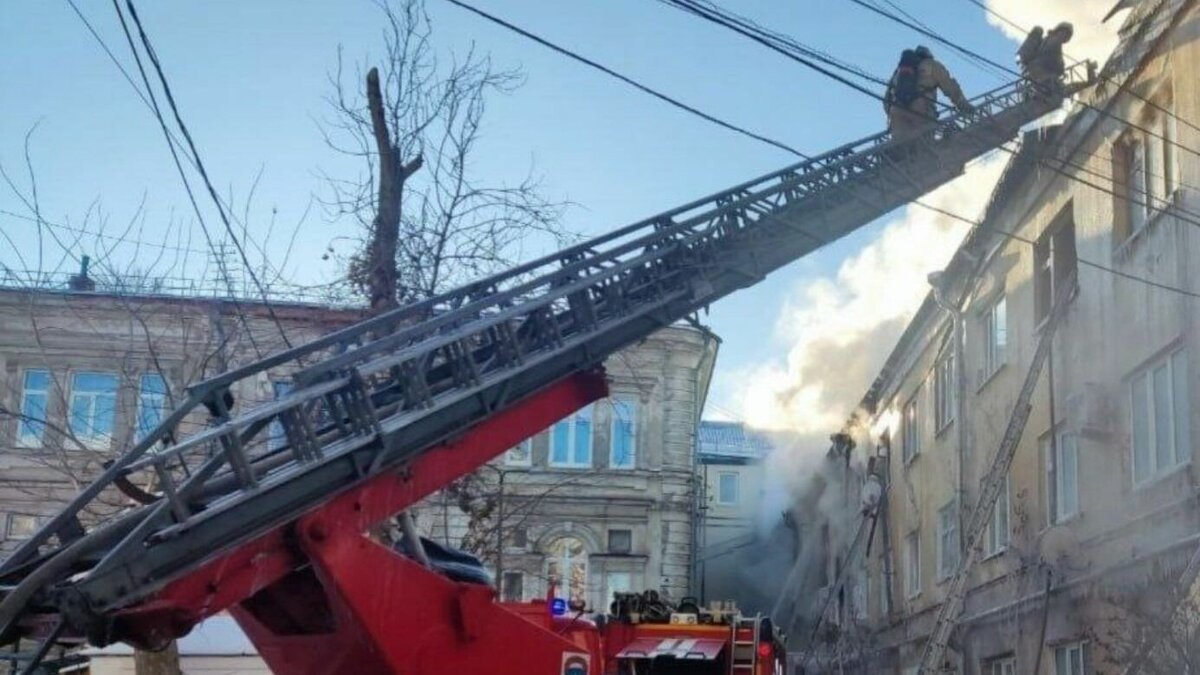     Накануне в Самаре произошел крупный пожар в многоквартирном жилом доме 1917 года постройки. Для полной ликвидации возгорания огнеборцам потребовались почти сутки. Пожару был присвоен повышенный ранг сложности.
