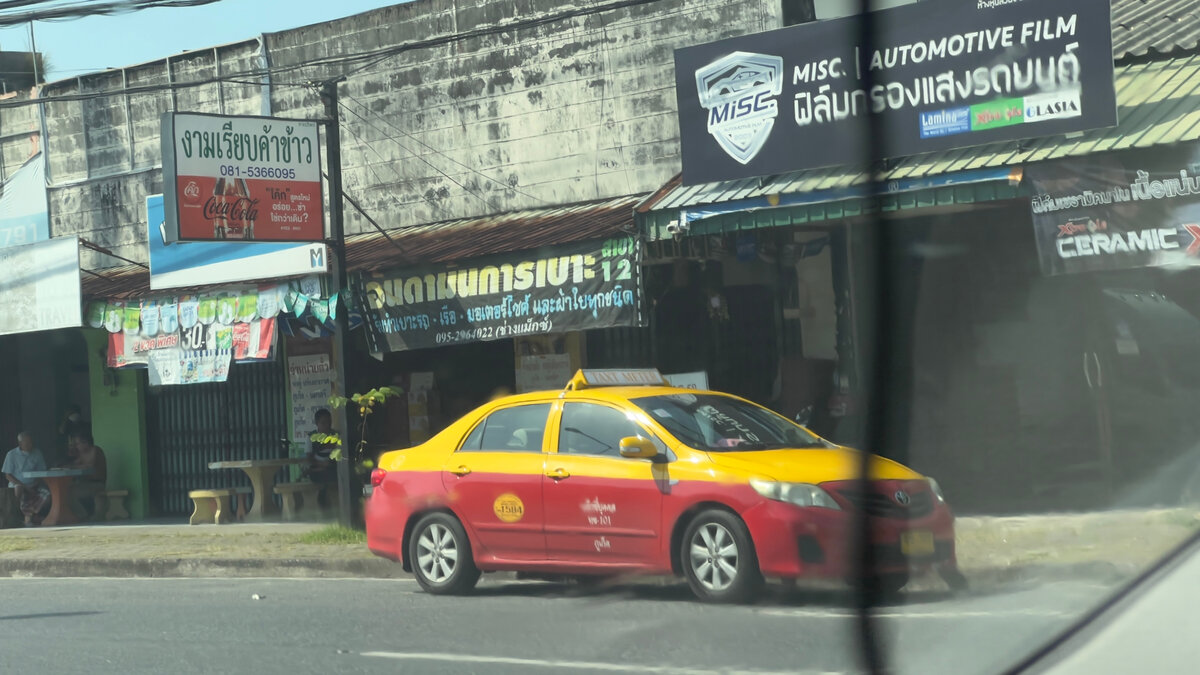 Вот обычное такси на Пхукете, которое должно бы ездить по счетчику, по идее, но нет
