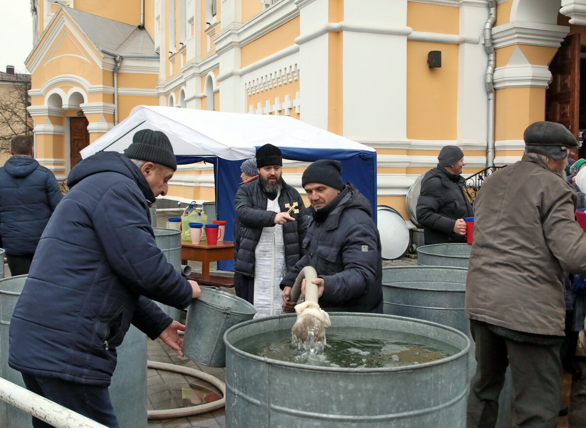 Можно ли святой водой