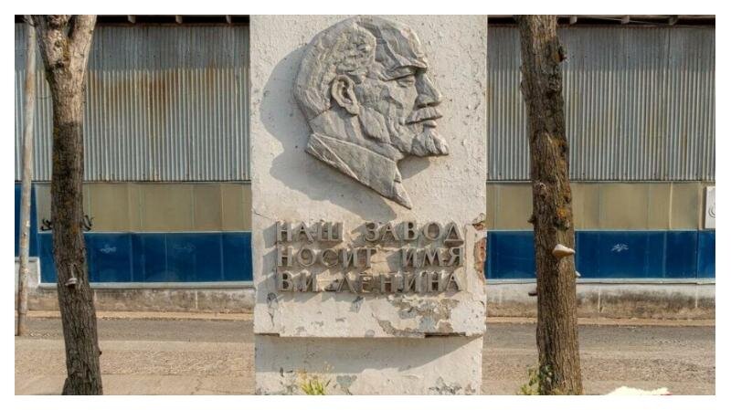 Так выглядела данная стела до её сноса. Фото взято из открытых источников. 