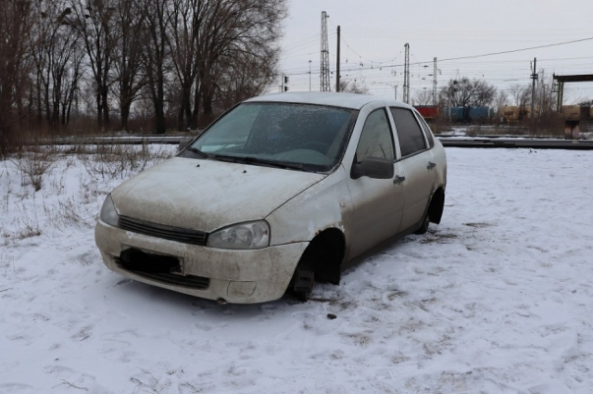    Мужчина снял с чужой легковушки на автостоянке все колеса