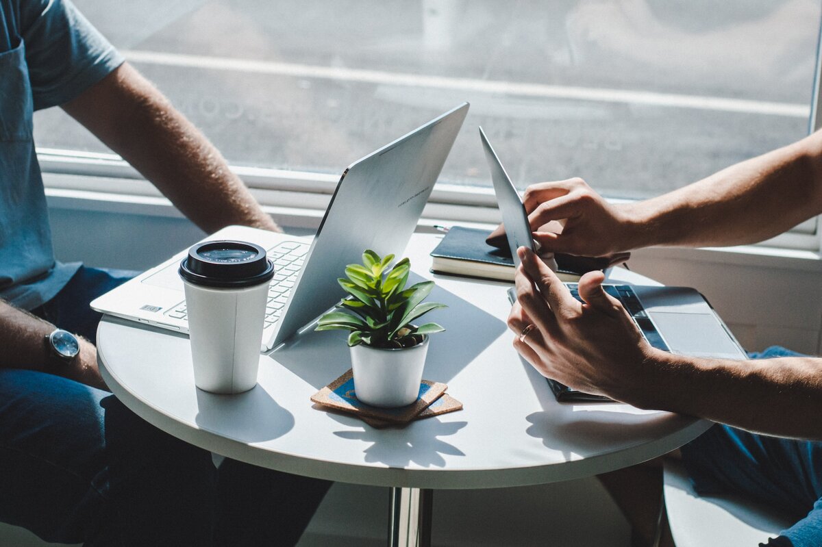 Беседа в хорошей компании - отличное начало дня. unsplash.com