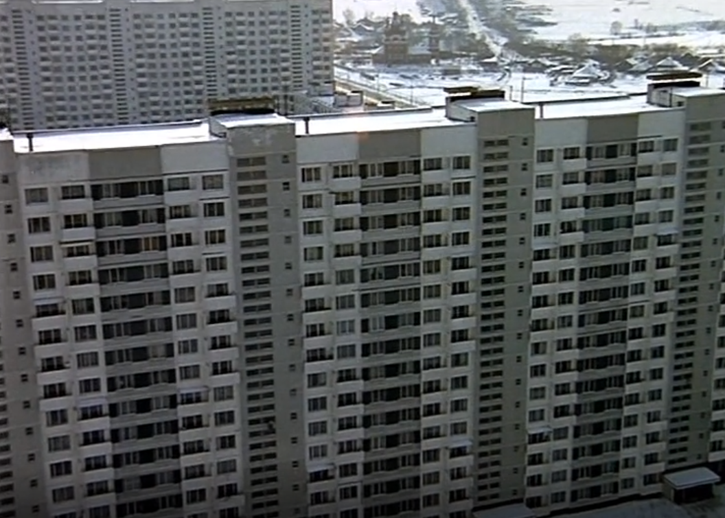 Здесь уже не только дом №113, но и 119. Также заметен храм Архангела Михаила в Тропарёве на дальнем плане. Кадр из фильма "Ирония судьбы, или С лёгким паром!" (1975).