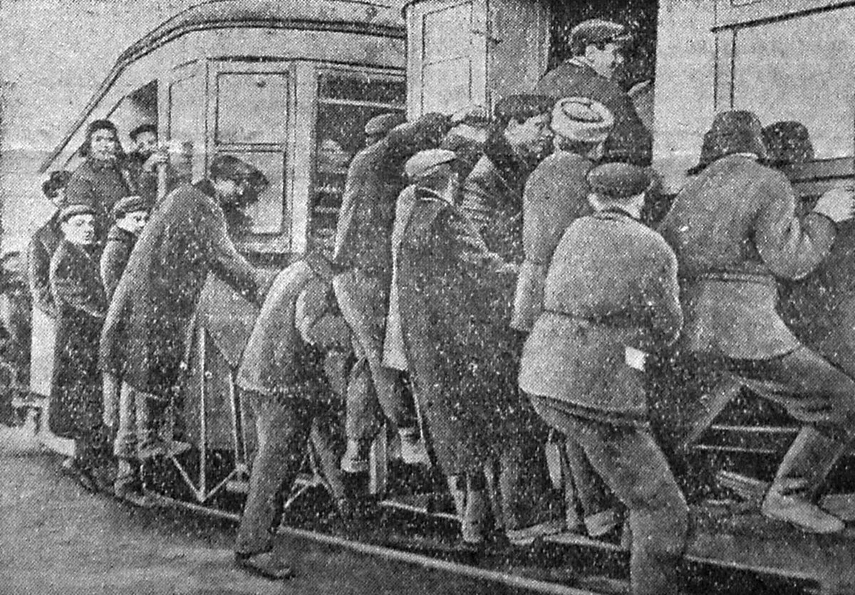 Штурм трамвая (Фотография из Саратовской газеты "Коммунист" за 3 апреля 1955 года)