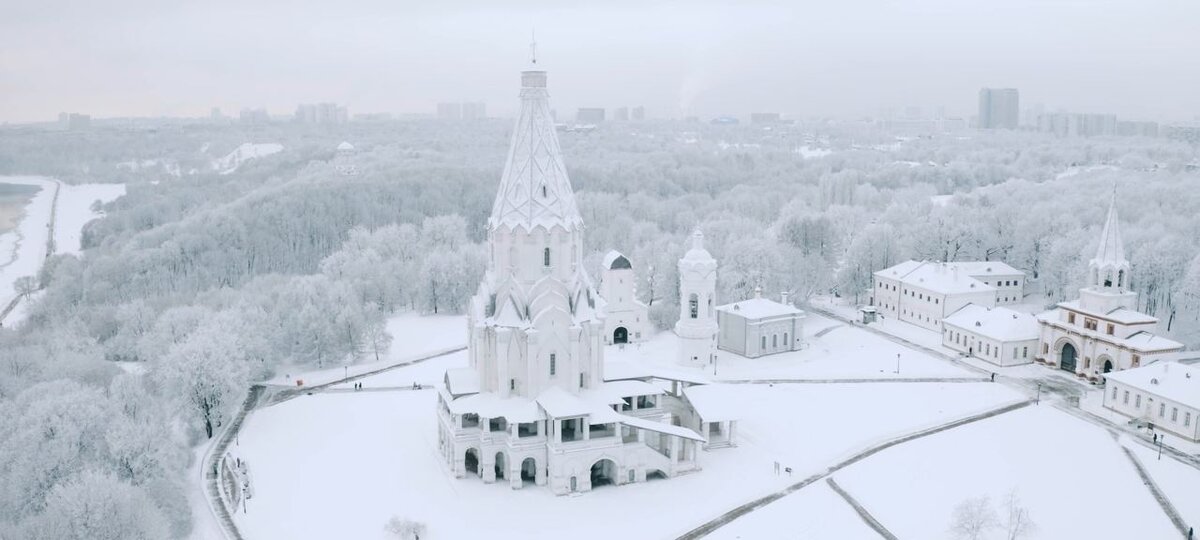 Рядом с таким красивым место живём! Пять минут и ты в парке, которому сегодня исполнилось сто лет. Эти фотографии из телеграм-канала музея-заповедника вполне отражают красоту и мощь Коломенского.