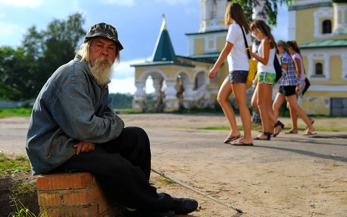 Попрошайки у храма