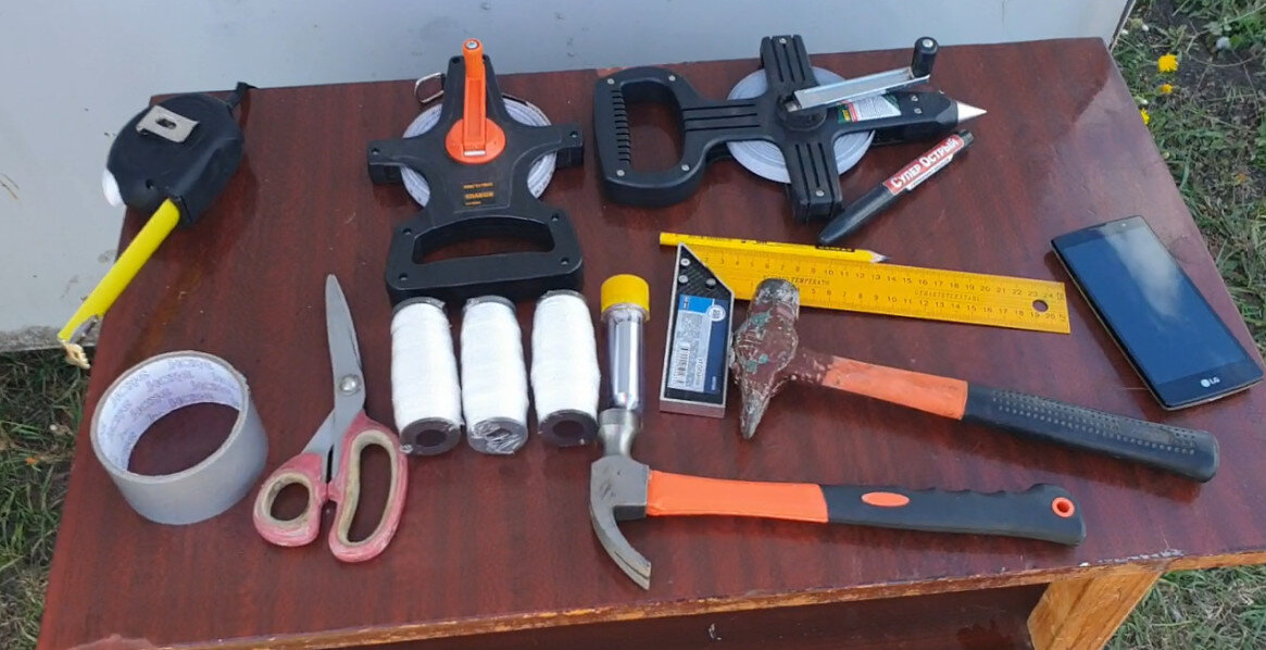 8-ми метровая рулетка, 2 геодезические ленты, маркер черный, карандаш строительный, уголок, скотч, ножницы, несколько мотков нити, отвес, 2 молотка и 3 человека. Фото: Станислав Спесивцев/Dinar