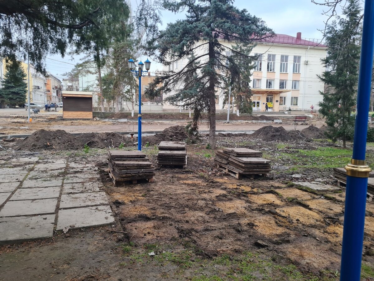 Убирают старую плитку...