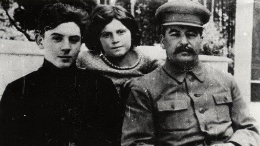 Иосиф Сталин с сыном Василием и дочерью Светланой, 1935 год