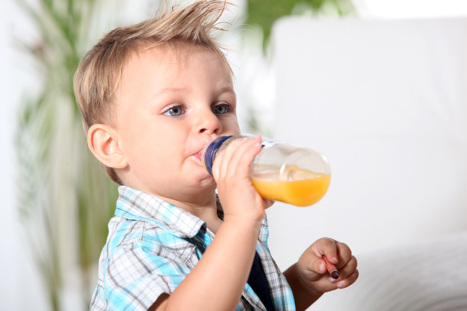 Ребенок год не пьет воду. Малыш пьет сок. Ребенок пьет. Малыши и напитки. Сок для детей.