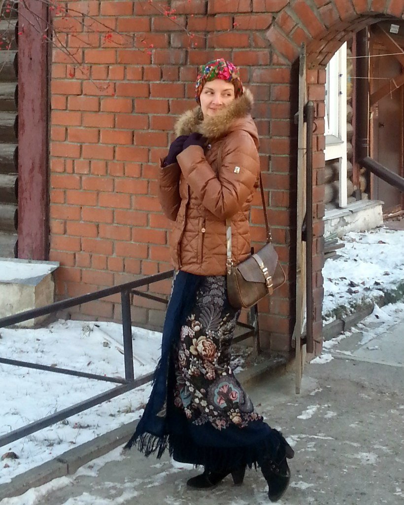 Надела павловопосадскую шаль в виде юбки.