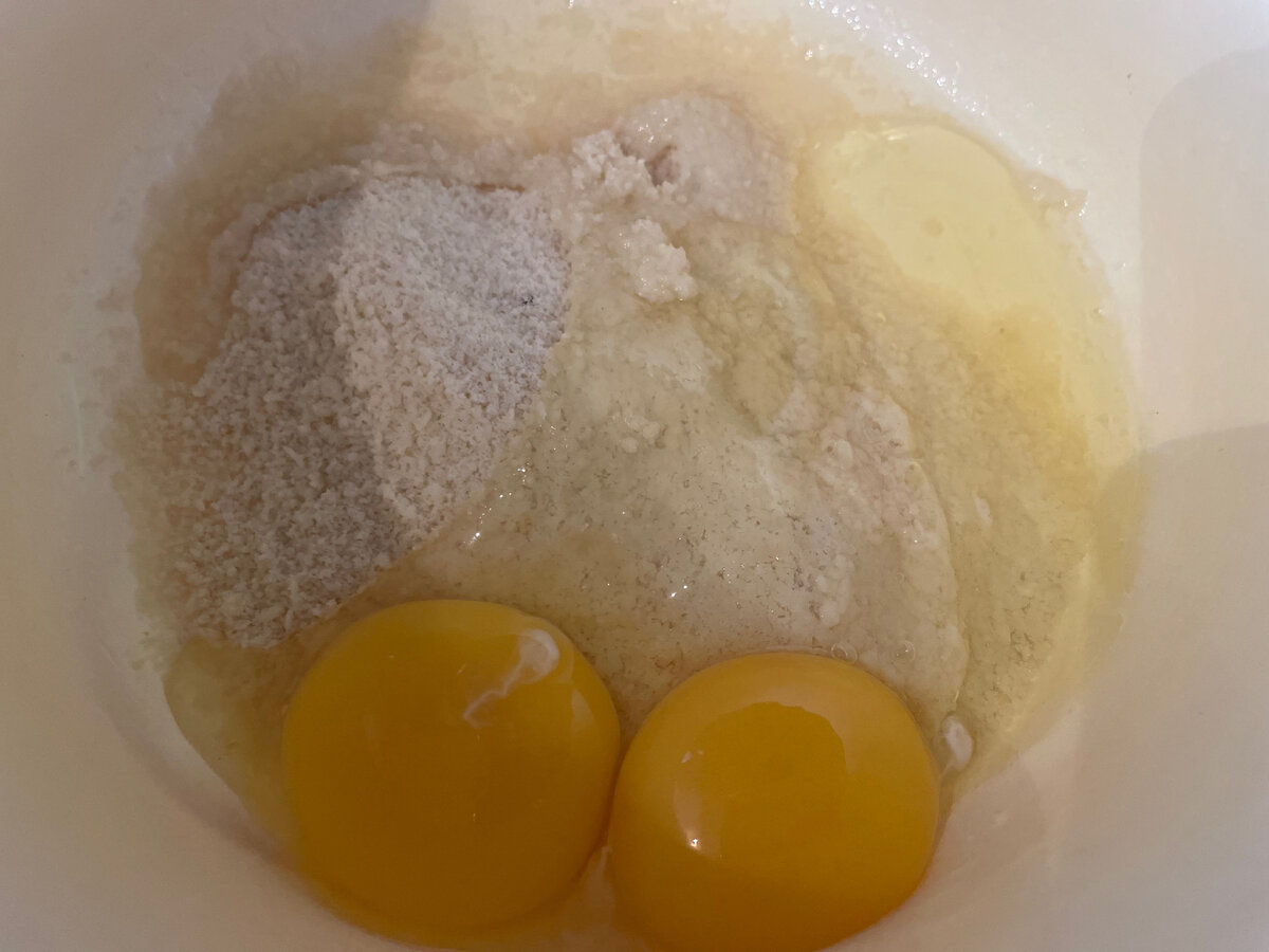 Миндальная мука и куриные яйца