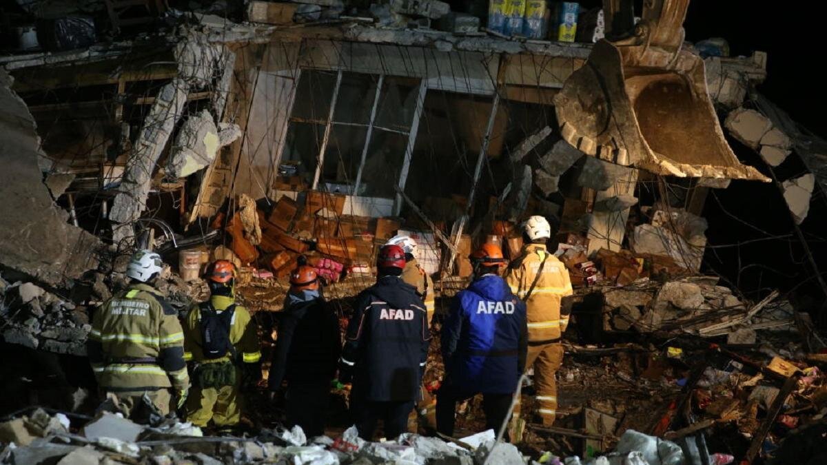    Разрушенный дом в провинции Хатай и спасатели:Tahir Turan Eroglu / Anadolu Agency / Getty Images