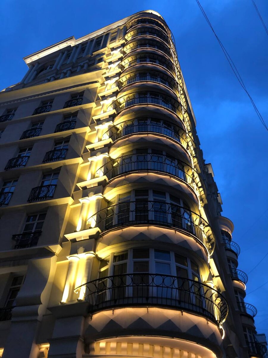 На московской улице один из жилых домов🏙️