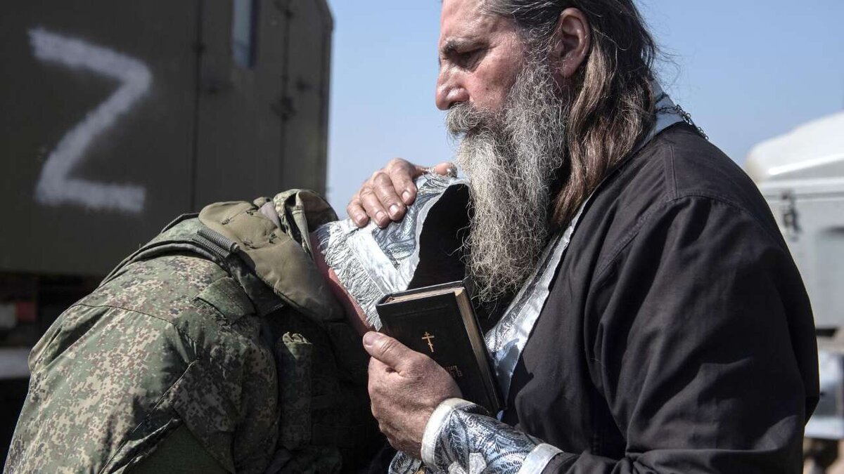    Путин пообещал оказать господдержку военным священникам