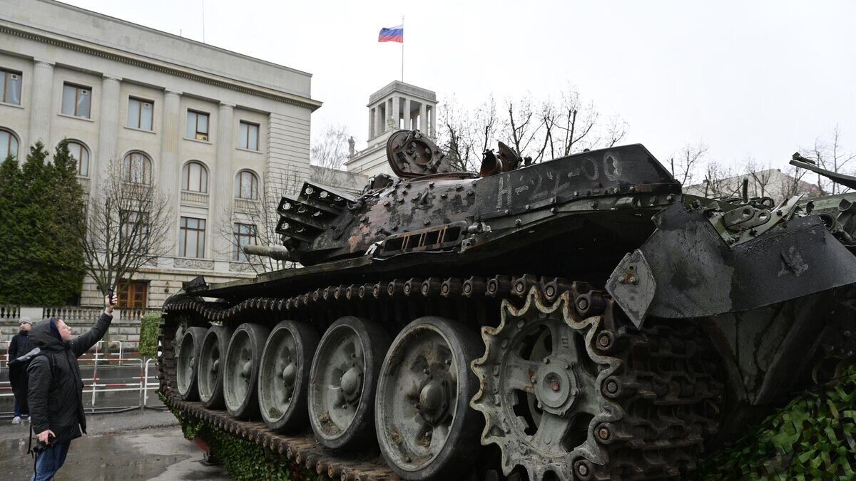    Танк, установленный у посольства России в Берлине© AFP 2023 / JOHN MACDOUGALL