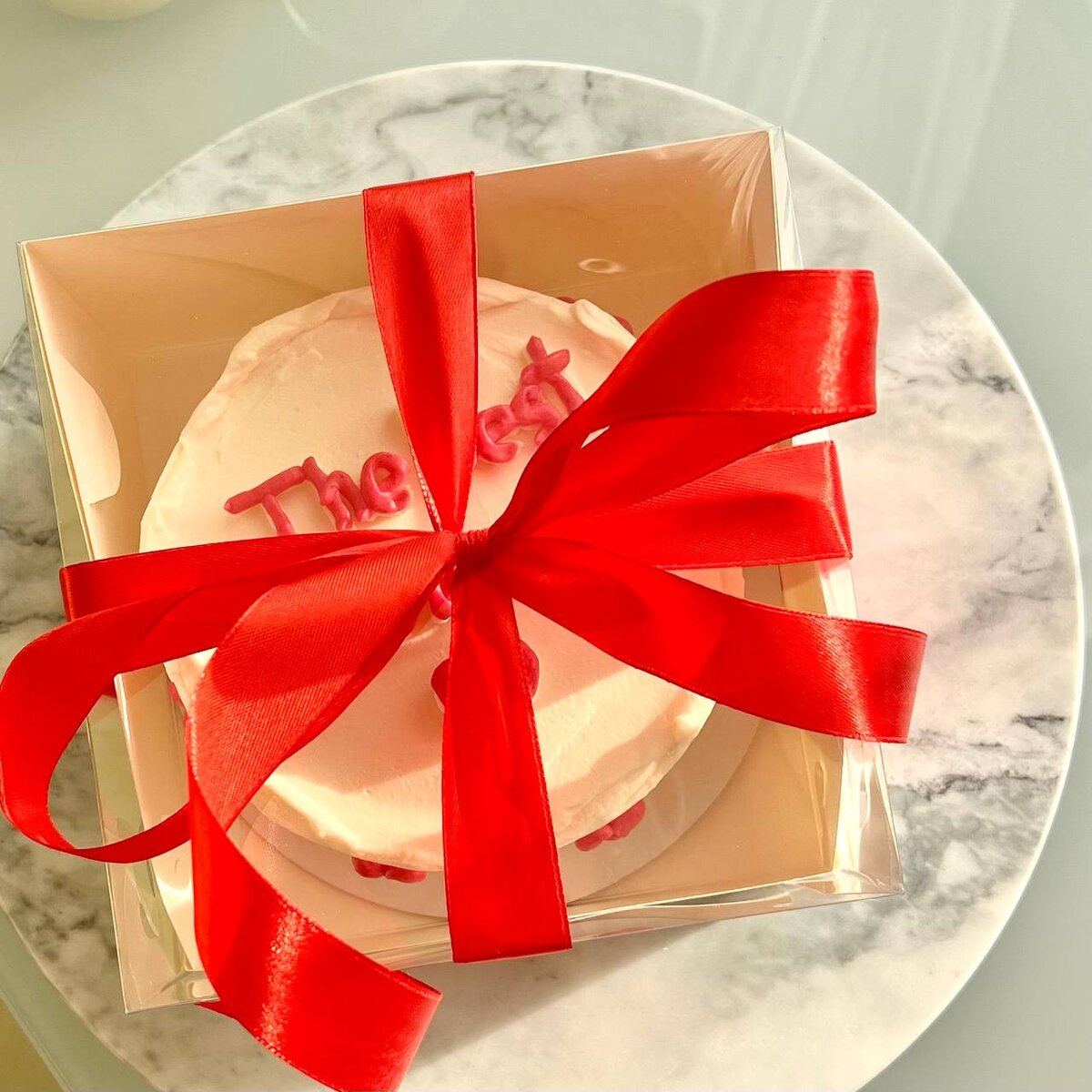 Как упаковать торт. Торт в упаковке в пленке. Красивая коробка для торта. Сладкий подарок в слюде. Во что упаковать торт.