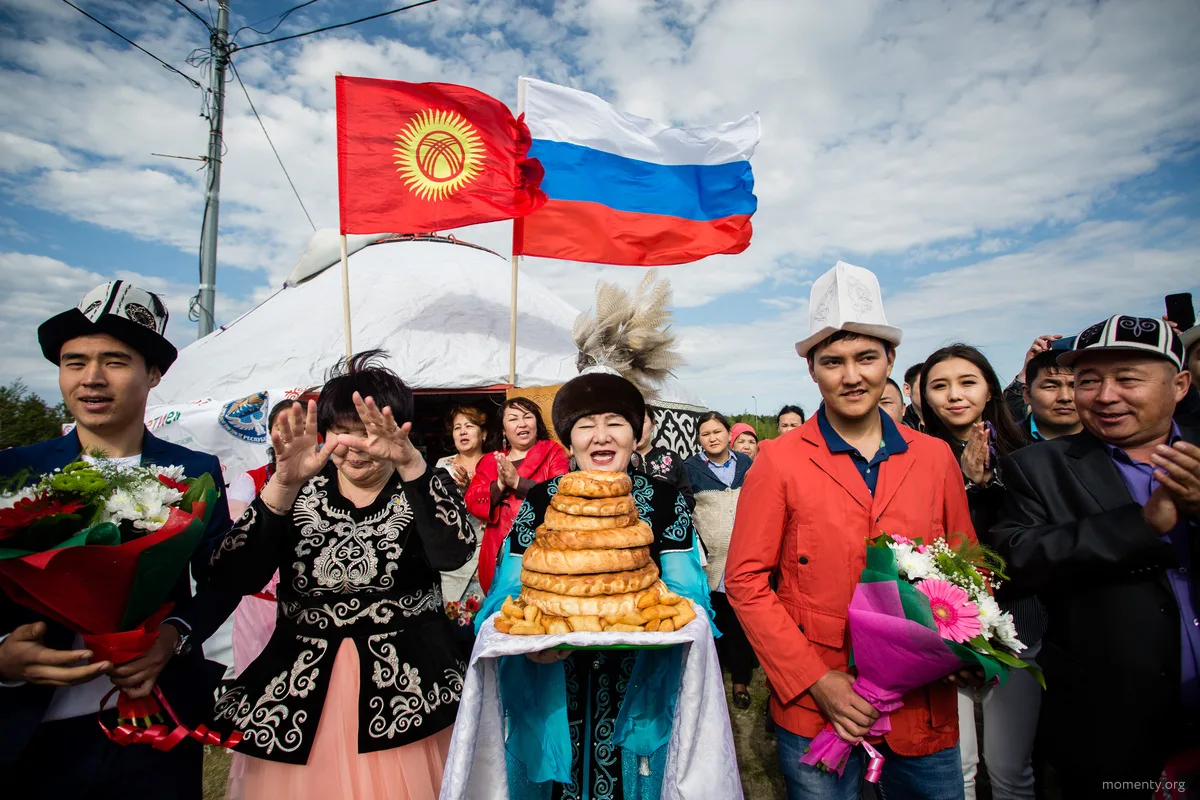 Отношения киргизов. Гостеприимство киргизов. Кыргызы в России. Киргизия народ. Киргизия киргизы.
