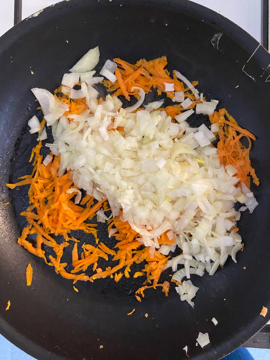 Морковь натереть на терке лук мелко порезать.