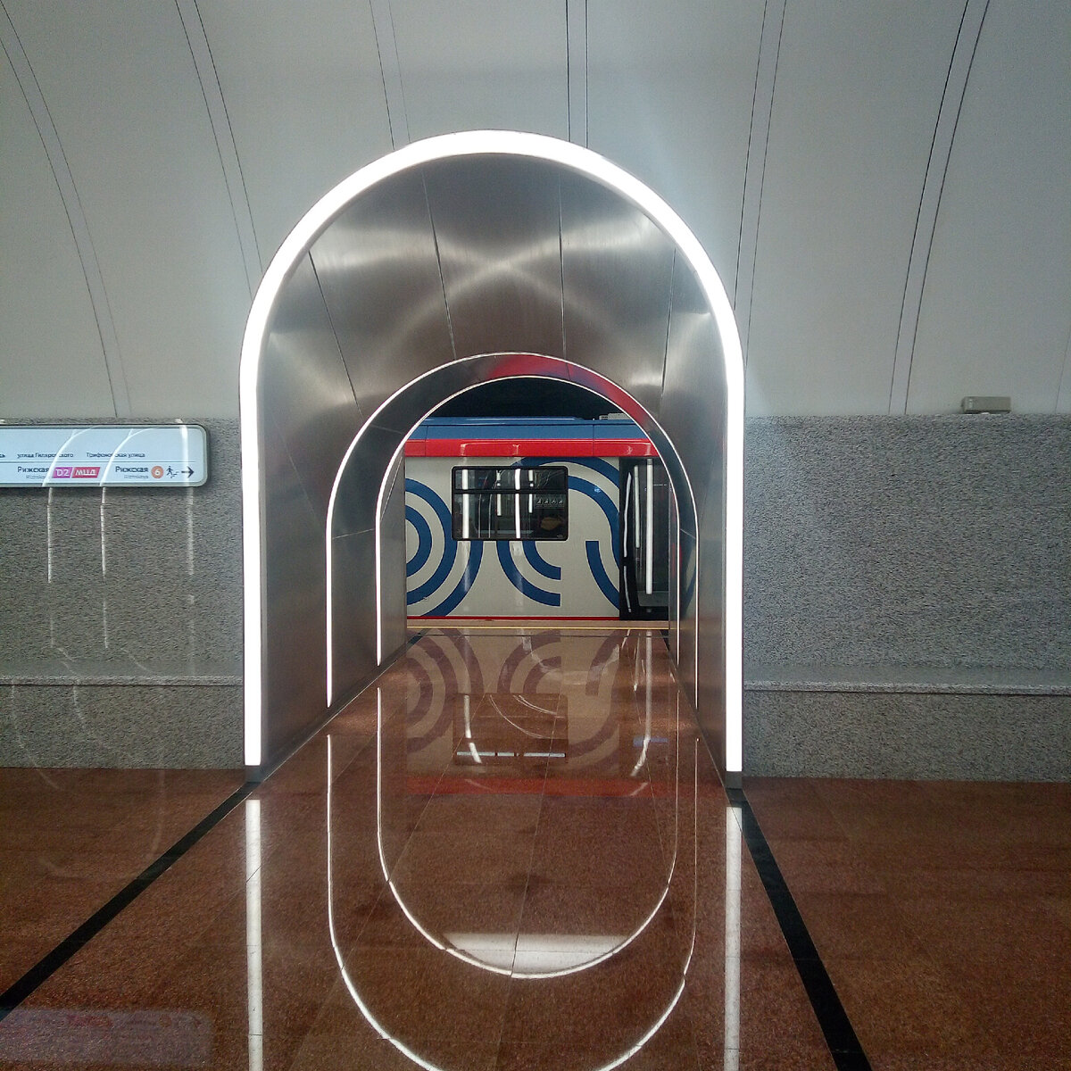 "Рижская". Да,  отсылка к "Санта Барбаре", а также - к фасаду "Красных ворот". Необычно и заставляет почувствовать себя в туннеле или в квест-комнате