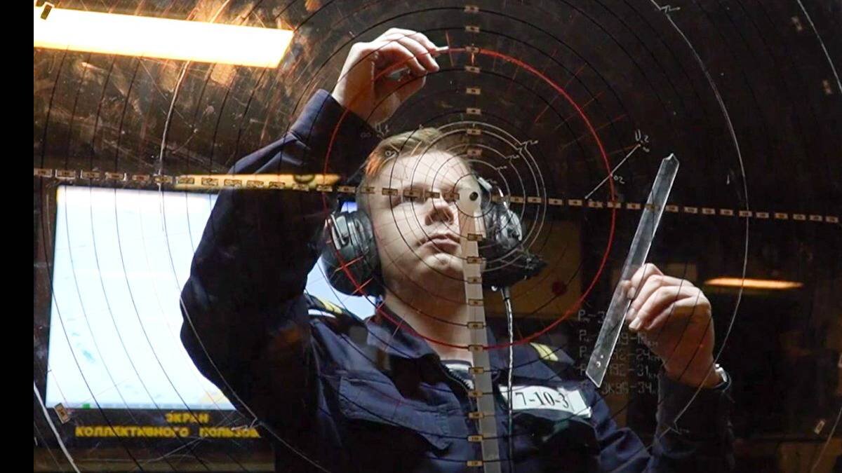    Член экипажа фрегата проекта 22350 «Адмирал флота Советского Союза Горшков» во время учений по противовоздушной обороне, которые проходят в Норвежском море / Фото: Пресс-служба Северного флота / TASS