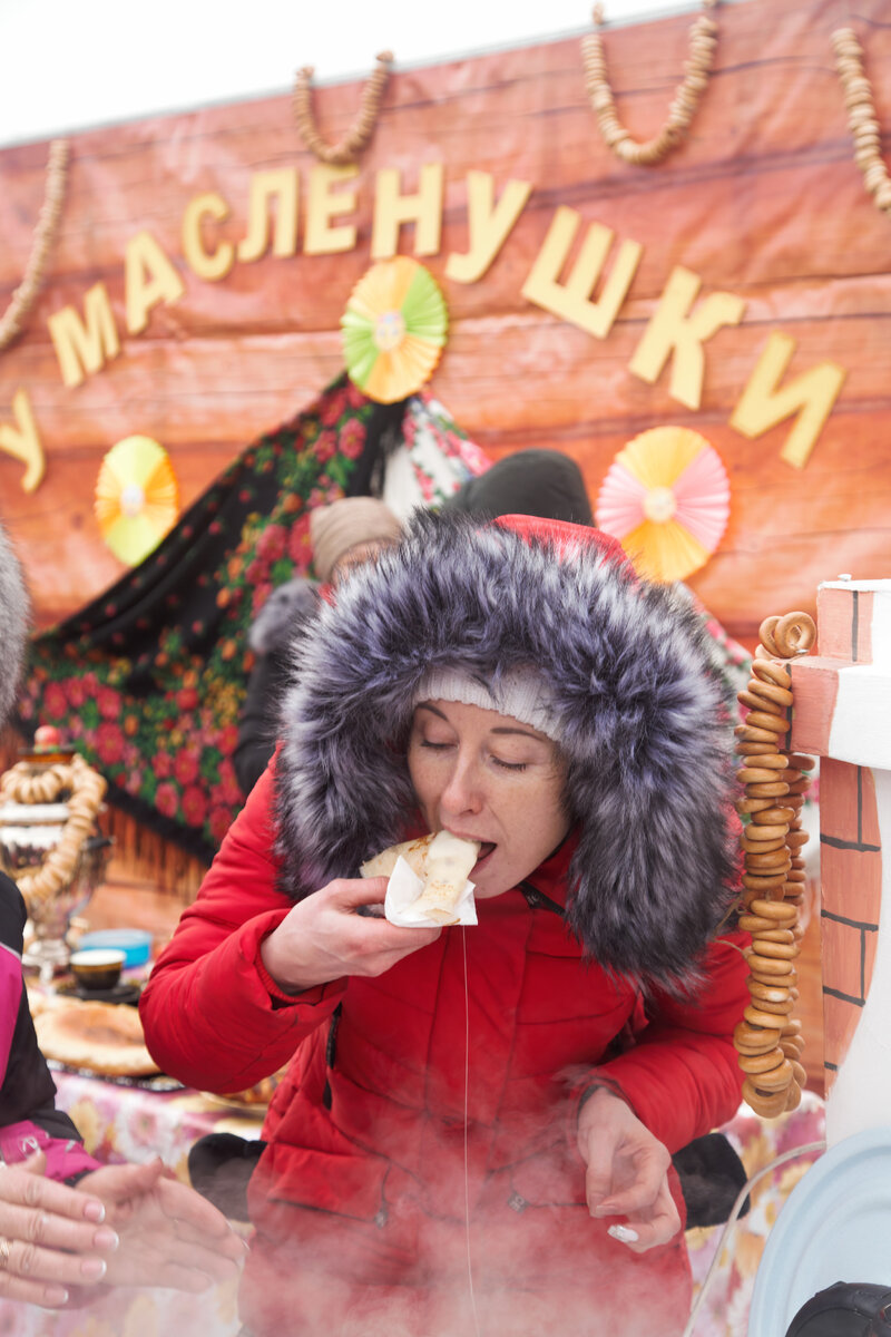 А угощениям из блинов нет счета, есть и русские печки, и околицы с поленницами, и даже забавы — игры народные в каждом дворе свои.