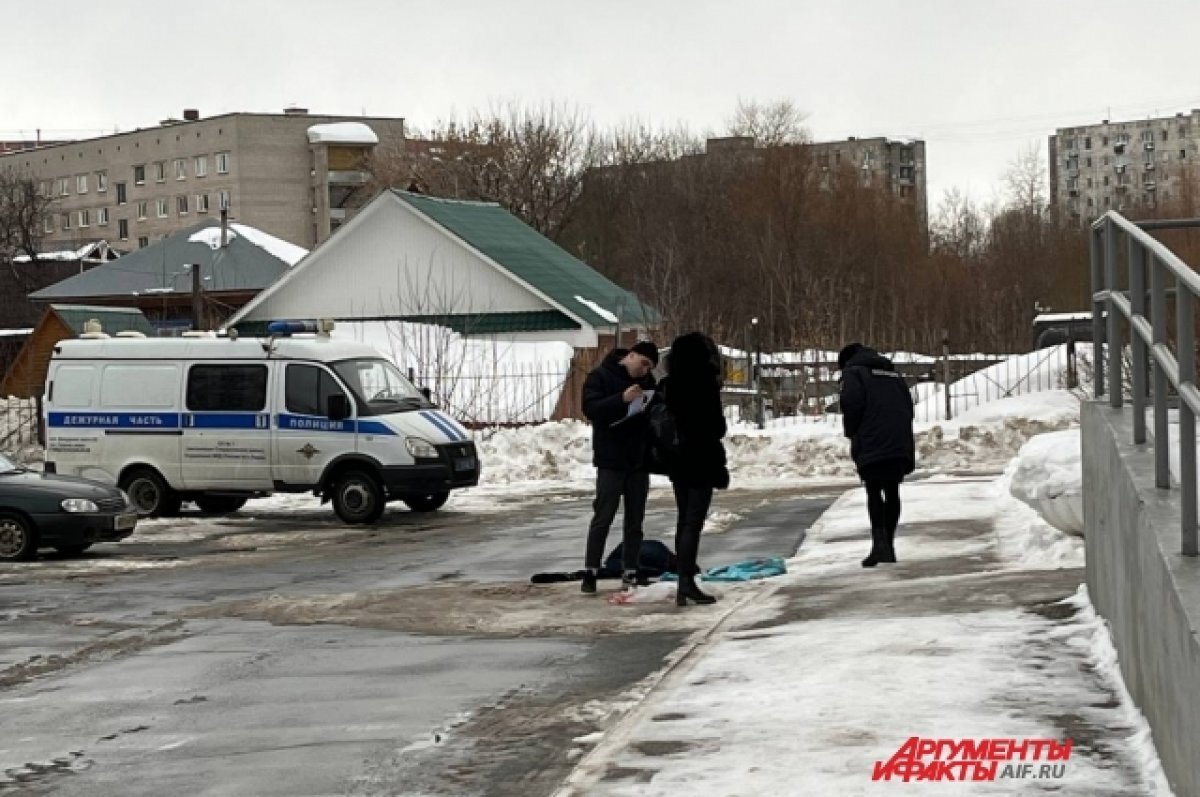    Молодой пермяк, тело которого нашли под окнами дома, недавно стал отцом