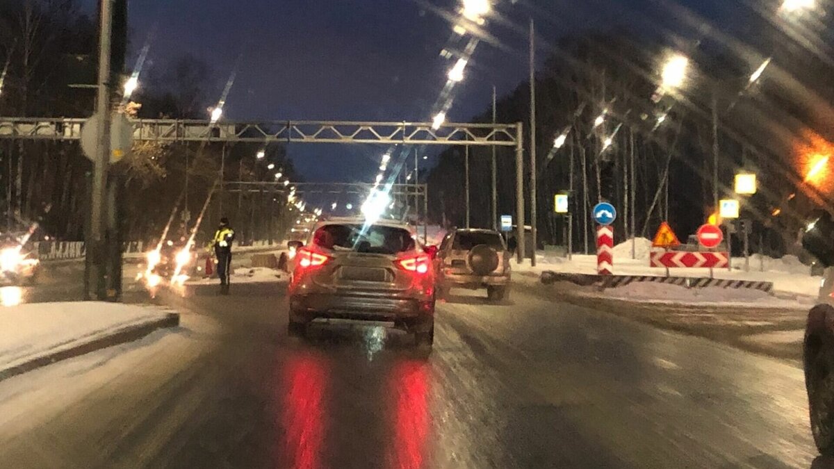     В областной столице 9 марта в вечерний час пик снова отключились светофоры на улице Дружбы. По данным подписчиков паблика «Авто Тюмень – ДТП», всю ситуацию на дороге контролировал регулировщик, серьёзных заторов не наблюдалось.