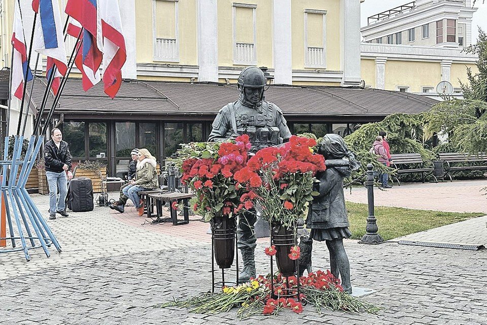     В центре Симферополя - памятник «вежливым людям» - российским бойцам, обеспечившим мирный референдум в Крыму весной 2014-го. Каждый март он утопает в цветах. Александра Тимощенко