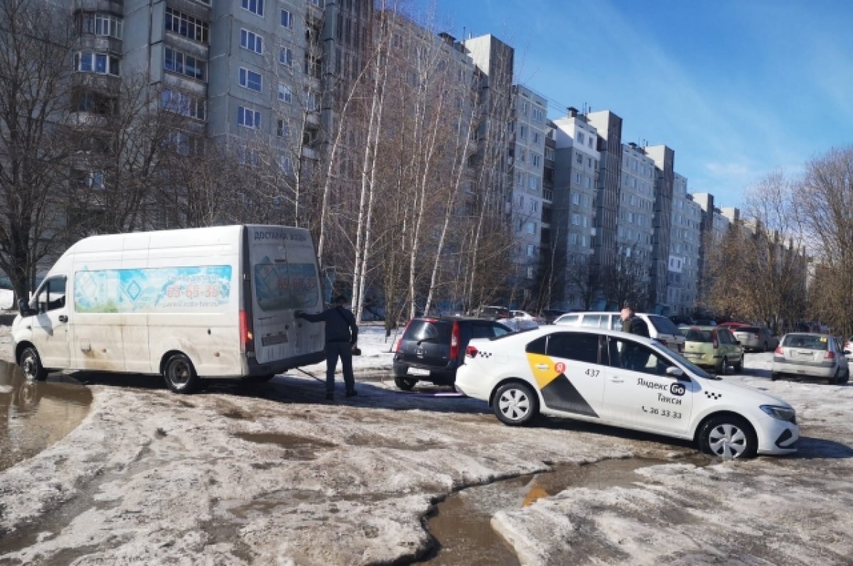 В Твери «ГАЗель» вытаскивала такси, застрявшее в яме | АиФ–Тверь | Дзен