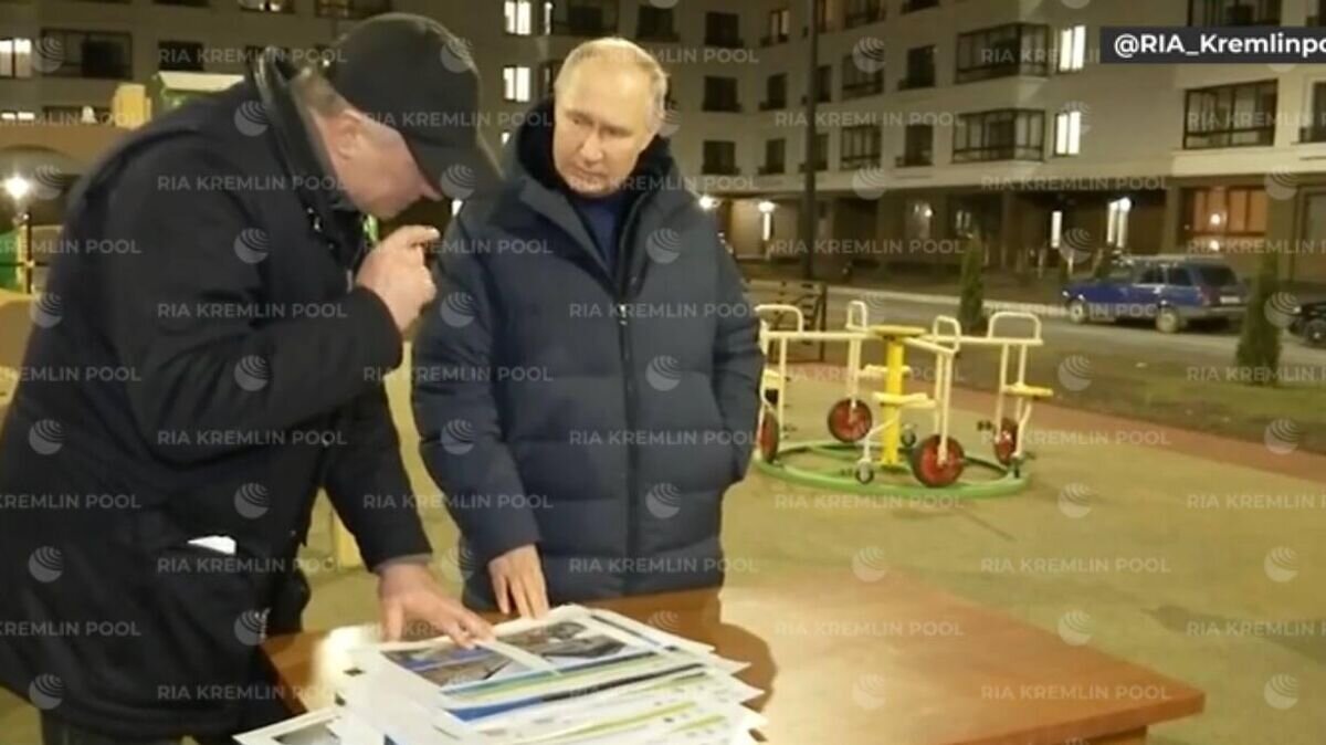   Марат Хуснуллин и Владимир Путин на детской площадке в Мариуполе